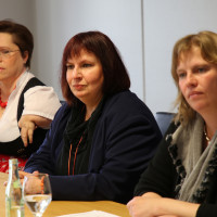 Die Sozialpolitikerin Ruth Waldmann (rechts) bei der SPD-Pressekonferenz mit Hedi Menge, Vorsitzende des Vereins Assistenzhundewelt (links) und Sibylle Brandt, Vorsitzende der SPD-Arbeitsgemeinschaft "Selbst Aktiv" (Mitte)
